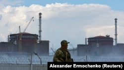 Një ushtar rus qëndron roje pranë termocentralit bërthamor të Zaporizhias jashtë qytetit të kontrolluar nga Rusia të Enerhodar, Ukrainë, 4 gusht 2022.