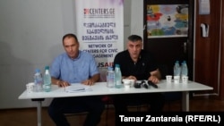 ზუგდიდი "დინამოს" პრეზიდენტი ზაზა ჯანაშია და გუნდის ადვოკატი ჯიმშერ ტყებუჩავა, პრესკონფერენციაზე