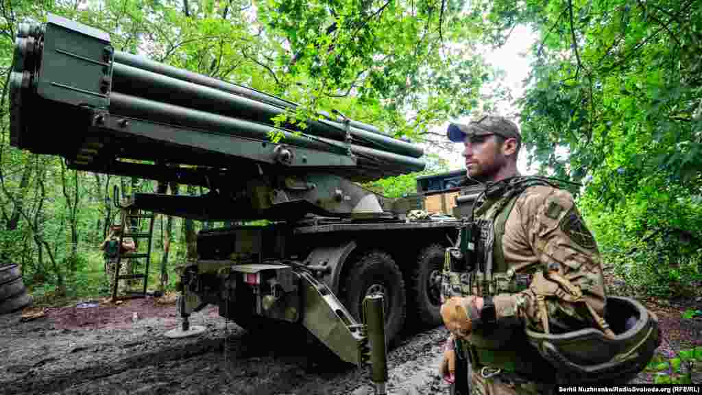 The Bureviy uses the same artillery rockets as the Uragan, with the standard rocket being 4.8 meters long and weighing 280 kilograms. The warhead weight is 90&ndash;100 kilograms, depending on the type.&nbsp; The maximum range of fire with the standard Uragan rocket is 35 kilometers. Recently, extended-range 220-milimeter artillery rockets were developed in Ukraine that have a range of up to 65 kilometers.