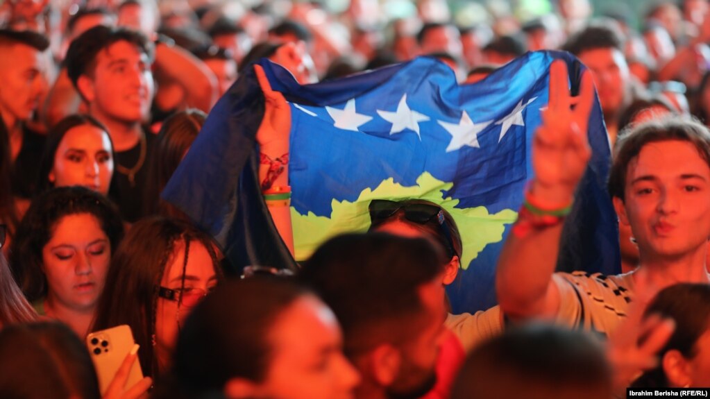 Një pjesëmarrës në Festivalin Sunny Hill mban në duar flamurin e Kosovës, shtetit të vetëm në Ballkanin Perëndimor që nuk ka liberalizim të vizave.