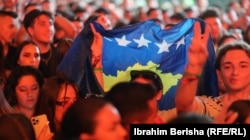 Një pjesëmarrës në Festivalin Sunny Hill mban në duar flamurin e Kosovës, shtetit të vetëm në Ballkanin Perëndimor që nuk ka liberalizim të vizave.
