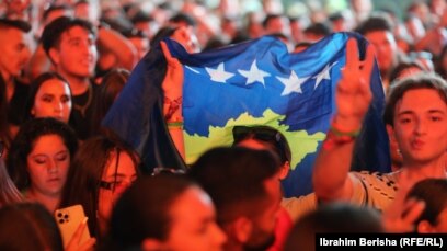 Një pjesëmarrës në Festivalin Sunny Hill mban në duar flamurin e Kosovës, shtetit të vetëm në Ballkanin Perëndimor që nuk ka liberalizim të vizave.