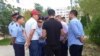 Ақтауда Қазақстан халқы ассамблеясының алдында "саяси тұтқын" Ержан Елшібаевты босатуды, Жаркенттегі қайғылы оқиғаны әділ тергеуді, Бейнеудегі теміржолшылар талабына құлақ түруді талап еткен белсенділерді көп ұзамай полиция ұстап әкетті. 4 тамыз 2022 жыл.
