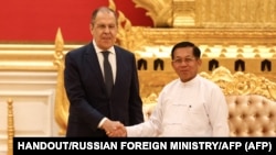 Ruski ministar spoljnih poslova Sergej Lavrov i šef hunte u Mjanmaru, general Min Aung Hlaing, 3. avgust 2022.