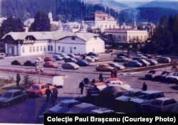 Parcarea hotelurilor Călimani și Bradul construite la sfârșitul anilor '70 (Călimani), începutul anilor '80 (Bradul). Fotografie dinspre hotelul Călimani.