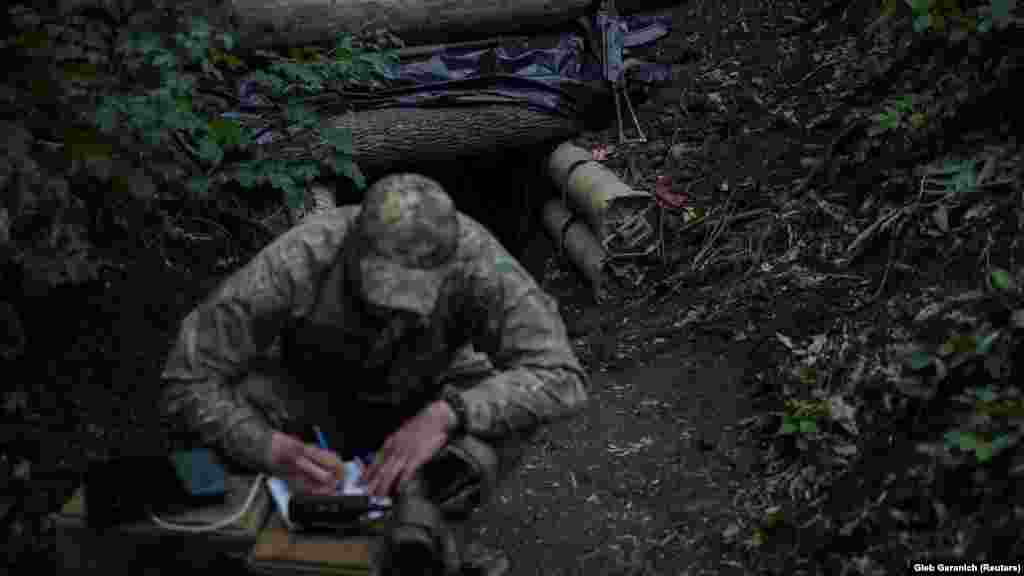 A lövedékek csomagolóanyagának védelmében ír levelet egy ukrán katona a keleti frontvonalon 2022. július 21-én
