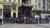 Aktivisti nevladinih udruga tradicionalno su pred "Oluju" razvili na zagrebačkom Trgu bana Jelačića transparente "Zločini u 'Oluji' su odgovornost svih nas", "Odajmo počast svim žrtvama" i "Nacionalizam ubija" na latinici i ćirilici, 3. kolovoza 2022.