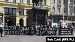 Aktivisti nevladinih udruga tradicionalno su pred "Oluju" razvili na zagrebačkom Trgu bana Jelačića transparente "Zločini u 'Oluji' su odgovornost svih nas", "Odajmo počast svim žrtvama" i "Nacionalizam ubija" na latinici i ćirilici, 3. kolovoza 2022.