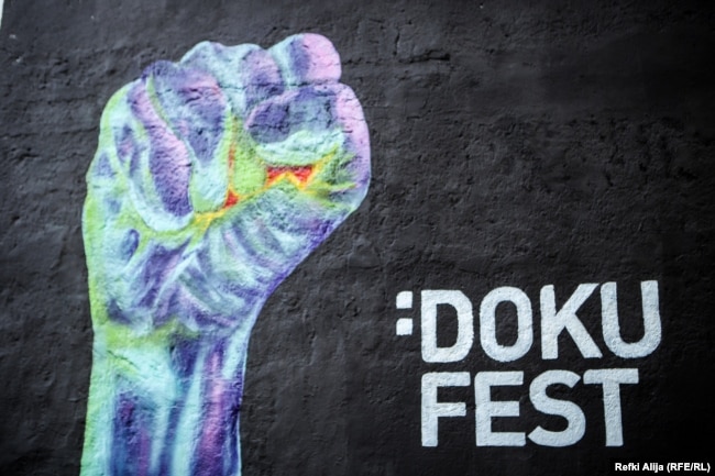 Logoja e edicionit të sivjetmë të Dokufest-it.