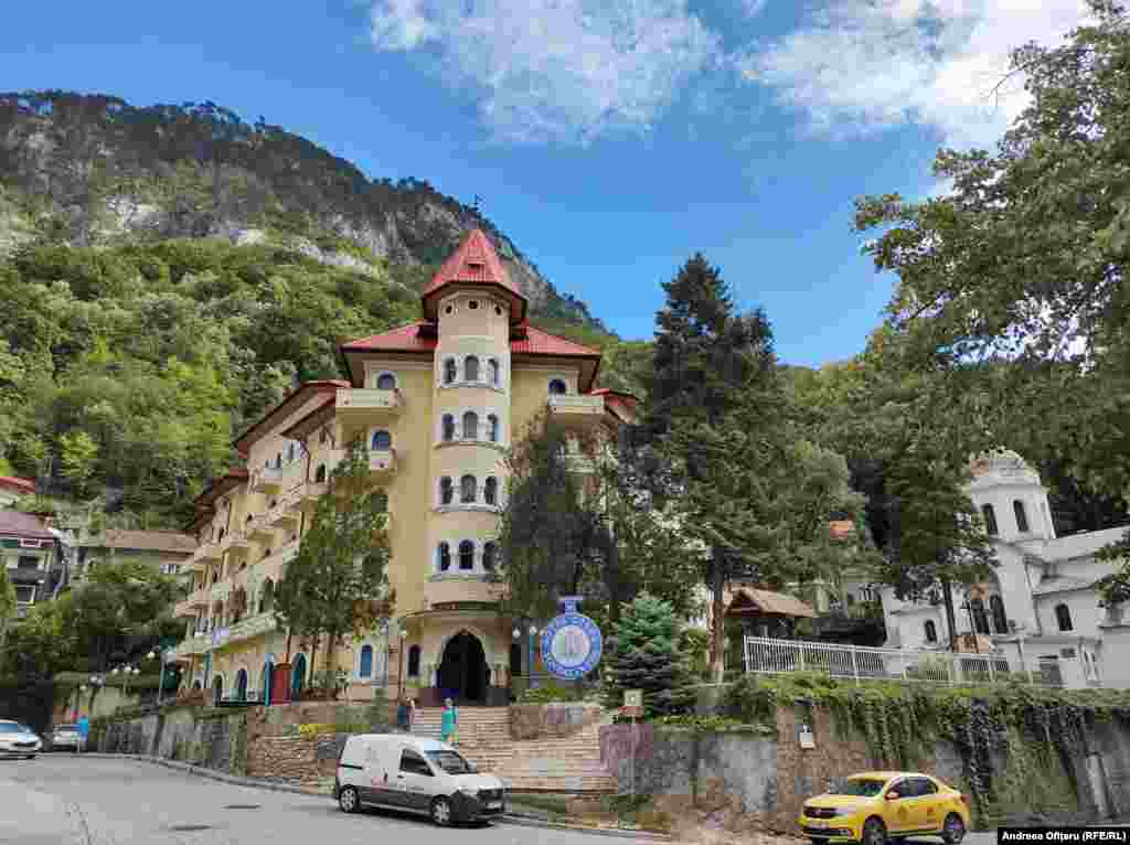 Hotelul Cerna, construit în 1926, este unul dintre simbolurile orașului, apărea pe toate vederile în perioada comunistă.&nbsp;