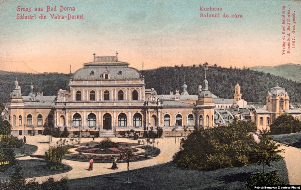 Vedere din Vatra Dornei, 1907. În imagine: Cazinoul, iar în dreaptă clădirea Izvorului Unirea (1896), cunoscută la acea vreme drept &bdquo;Salonul de cură&rdquo;. În fundal se vede turnul Primăriei (1987). Toate trei se regăsesc pe&nbsp;Lista monumentelor istorice ale României.