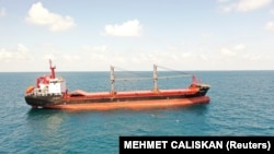 Brod za generalni teret Fulmar S pod zastavom Barbadosa je na slici u Crnom moru, sjeverno od Bosforskog moreuza, u Istanbulu, Turska 5. augusta 2022.