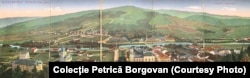 Carte poștală panoramică cu Vatra Dornei din colecția lui Petrică Borgovan. În stânga imaginii este Biserica Catolică, finalizată în 1905, spre dreapta Primăria și clădirea Poștei/ Telegrafului. În planul doi, central, este Gara Băi (Mică), din 1910. Cazinoul se vede după râul Dorna.