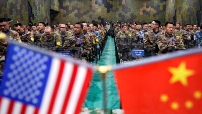 Vojno osoblje američke vojske i kineske Narodne oslobodilačke vojske tokom ceremoniji zatvaranja vježbe "Razmjena upravljanja katastrofama" u Kini, 17. novembar 2018.
