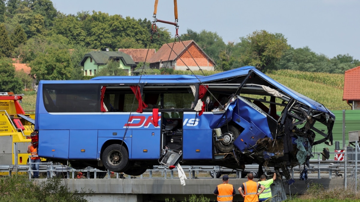 Най-малко 12 души са загинали при катастрофа на полски автобус,