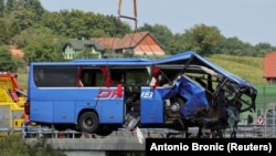 Dizalica uklanja autobus poljskih registarskih oznaka koji je skliznuo s ceste, s mjesta nesreće blizu Varaždina, sjeverozapadna Hrvatska, 6. august 2022.