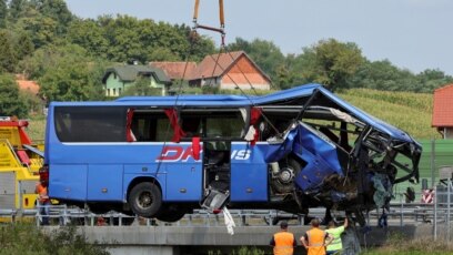 Най малко 12 души са загинали при катастрофа на полски автобус
