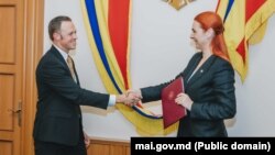 Ministrul de interne al R. Moldova, Ana Revenco și reprezentantul Biroului Federal de Investigații (FBI) al SUA