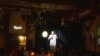 Komediani Dmytro Zakharchenko duke performuar në Kiev. 8 gusht 2022.