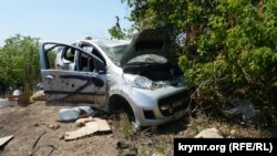 Расстрелянный легковой автомобиль в селе Ивановка Херсонской области, лето 2022 года
