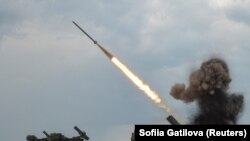 Ushtarët ukrainas qëllojnë me një sistem rakete lëshimi të shumëfishtë BM27 Uragan në një pozicion në rajonin e Harkivit, ndërsa sulmi i Rusisë ndaj Ukrainës vazhdon. Ukrainë 4 gusht 2022.