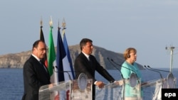 Франсуа Олланд, Маттео Ренци и Ангела Меркель во время встречи на острове Вентотене