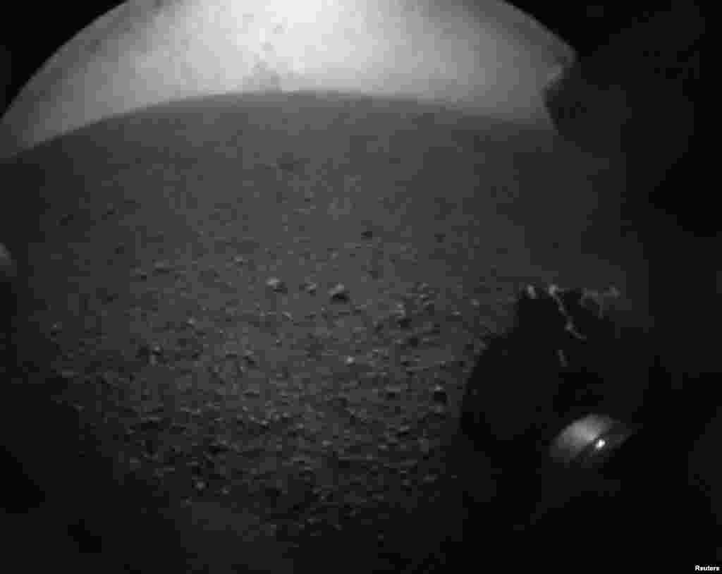 Jedna od prvih fotografija koje je Curiosity poslao sa Marsa