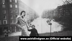 Astrid Lindgren gənc qız ikən doğulan ilk uşağı ilə birlikdə.