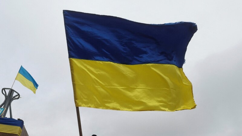 Qırımnıñ ğarbında direk üstüne Ukrayina bayrağını astılar 