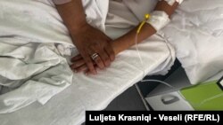 Majka drži za ruku dete koje se leči od posledica infekcije korona virusom na Pedijatrijskoj klinici u Prištini. (8. septembar 2021)