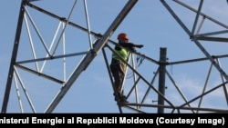 Muncitor lucrând pe unul din pilonii liniei electrice de înaltă tensiune Vulcănești-Chișinău, satul Cazangic, raionul Leova, 7 martie 2025.