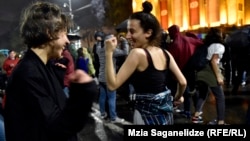 ცეკვა 12 მაისის აქციის მიმდინარეობის დროს.