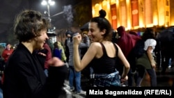 Parlament oldida tiklangan chodirlar buzib tashlagandan so‘ng aksiya ishtirokchilari o‘yinga tusha boshladi. Tbilisi, 2018, 13 may oqshomi.