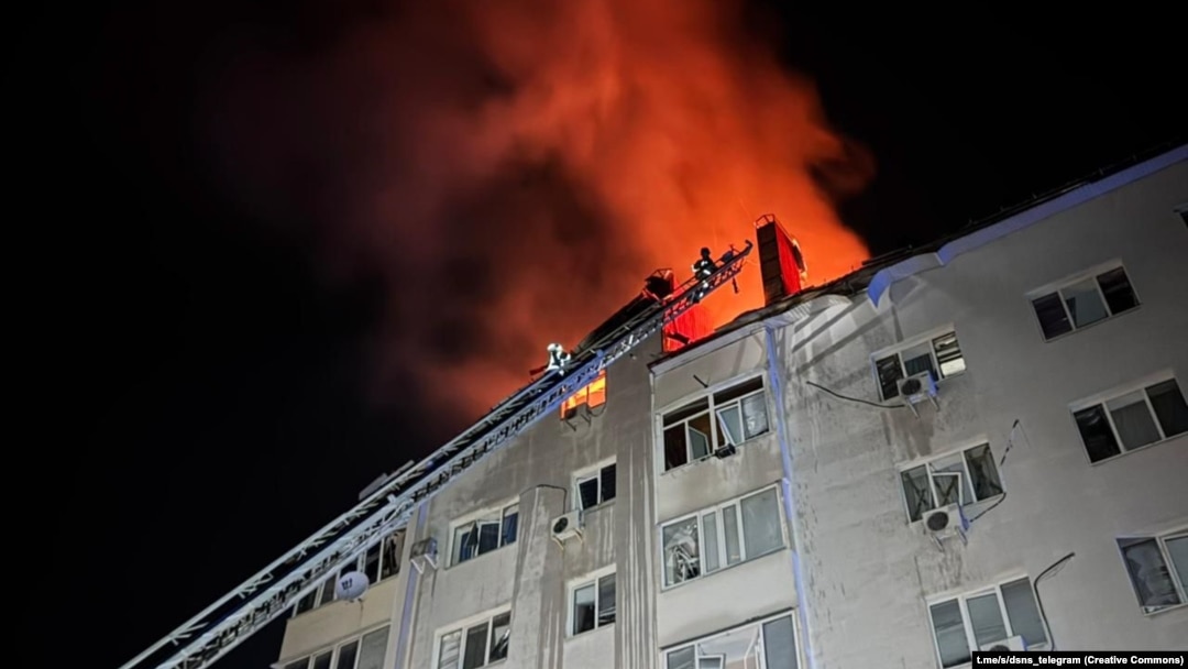 Pompierii lucrează să stingă un incendiu la un bloc de locuințe lovit de atacurile rusești cu drone iraniene - Nikolaev, Ucraina, în zorii zilei de 22 ianuarie.