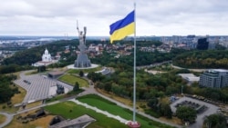 «Родина-Мать» и государственный флаг. Киев, Украина, 2020 год