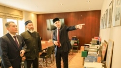 Рамил Беляев (уңда) Казакъстан баш мөфтиен (уртада) татар мәхәлләсе үзәге белән таныштыра. Казакъстан мөселманнары Диния идарәсе фотосы