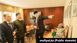 Рамил Беляев (уңда) Казакъстан баш мөфтиен (уртада) татар мәхәлләсе үзәге белән таныштыра. Казакъстан мөселманнары Диния идарәсе фотосы
