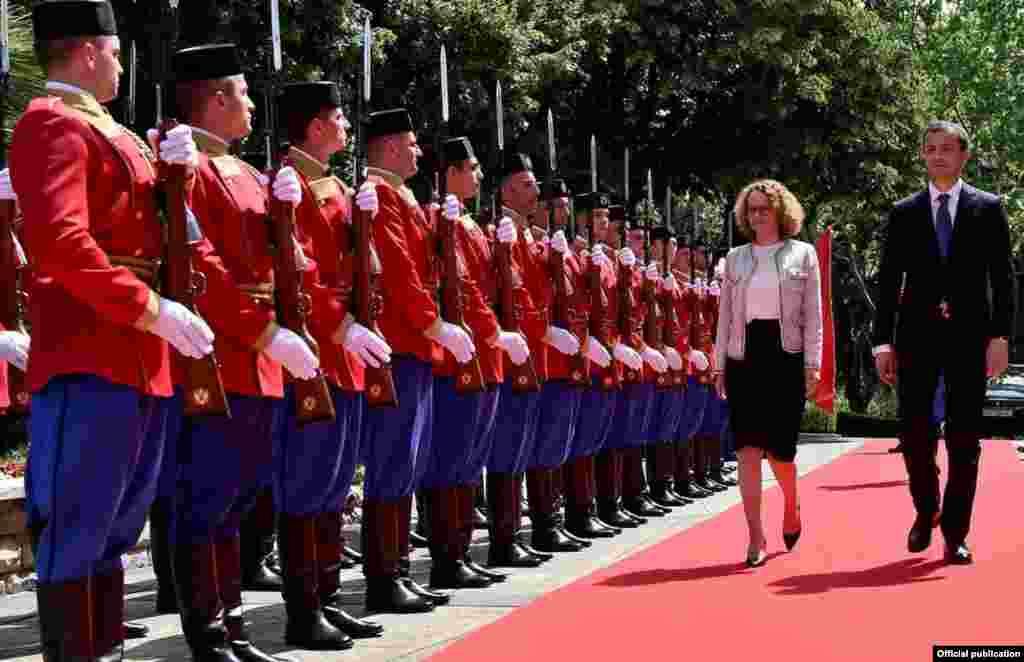 ЦРНА ГОРА / МАКЕДОНИЈА - На средбата на македонската министерка за одбрана радмила Шекеринска со црногорскиот министер за одбрана Предраг Бошковиќ во Подгорица, како што соопшти Министерството за одбрана, било заклучено дека Македонија треба да биде следната земјка-членка на НАТО.