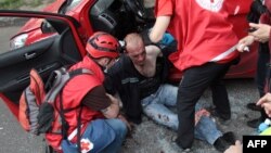 Медики надають допомогу одному з постраждалих під час сутички в Харкові, 27 квітня 2014 року