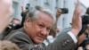 Борис Ельцин приветствует толпу протестующих с балкона Белого дома в Москве. Противостояние закончилось через три дня победой Ельцина. Члены ГКЧП были арестованы. 20 августа 1991 года 
