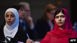 Dobitnica Nobelove nagrade za mir Malala Jousufzai (desno) i izbjeglica iz Sirije Mazun Almelehan (lijevo) na donatorskoj konferenciji