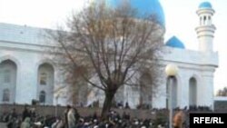 Молящиеся мусульмане во дворе Центральной мечети города Алматы.