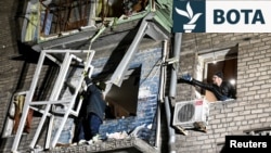 Një banesë e dëmtuar nga një sulm rus me dron një juglindje të Ukrainës më 24 shkurt.