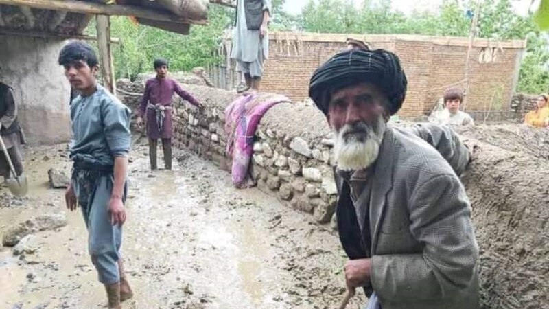 حکومت طالبان: به سیلاب‌زده ها کمک توزیع شده٬ سیلاب‌زده ها: کمک ها خیلی اندک است