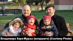 Владимир Кара-Мурза с сыном Владимиром и внуками 