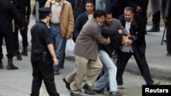مصر- پولیس په پلازمېنه قاهره کې یو احتجاج کوونکی نیسي- د ۲۰۱۱ ز کال د جنورﺉ ۲۶ مه