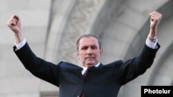 Armenia -- Opposition leader Levon Ter-Petrosian greets thousands of supporters rallying in Yerevan on June 1, 2009.