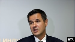 Никола Стоянов е служебният министър на икономиката. 