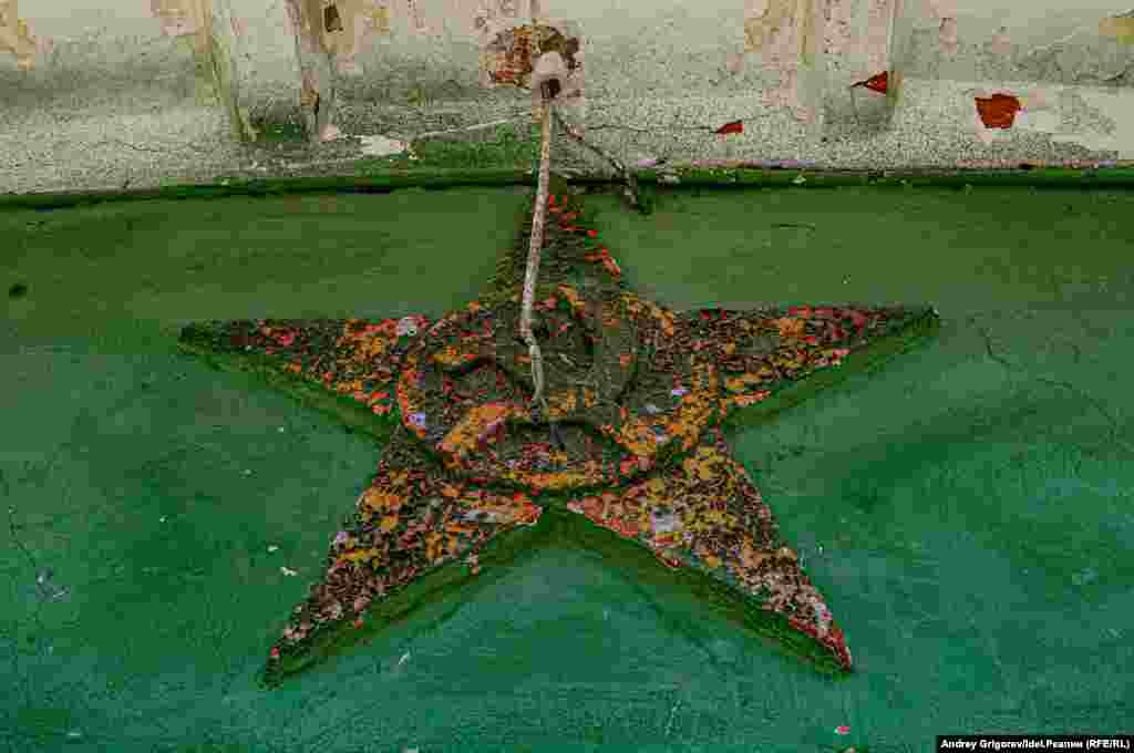 A decaying Soviet symbol at an old factory dormitory in the&nbsp;Admiralteyskaya (Bishbalta in Tatar) district of Kazan in Russia&#39;s Republic of Tatarstan on August 1.&nbsp;(Andrei Grigorev, RFE/RL) The district will mark its 305th&nbsp;anniversary in 2023. It was founded by the Russian ruler Peter the Great in 1718. It was initially a center for Russian shipbuilding and, during Soviet times, the district was known for the production of leather and medical equipment. Authorities promised to reconstruct the historic district several&nbsp;times but failed to do so.