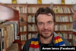 Admirat de o țară întreagă pentru performanțele sale în ape deschise, Avram Iancu este în continuare bibliotecar în Petroșani.